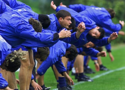 Pre-competition training at Kawasaki Stadium, November 23, 2000: Battaglia, head held high