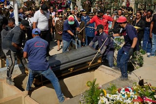 Ejército de Venezuela entierra a soldados muertos en ataque de EEUU