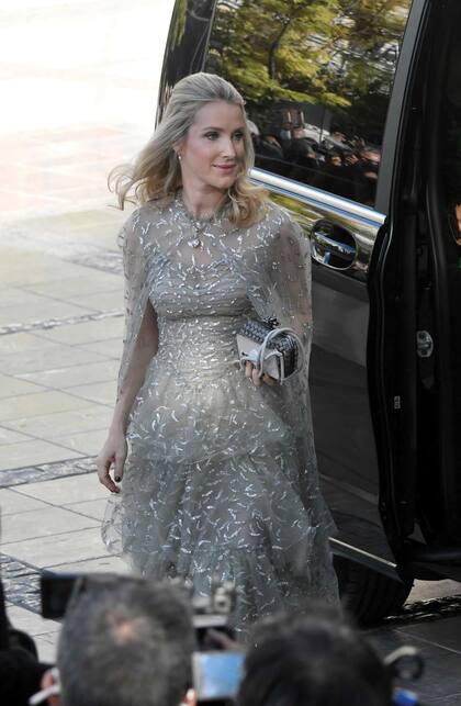 Ekaterina Malysheva, casada con Ernst August de Hannover, con vestido de volados de tul y capa transparente bordada, de Sandra Mansour, y sobre trenzado de Bottega Veneta.