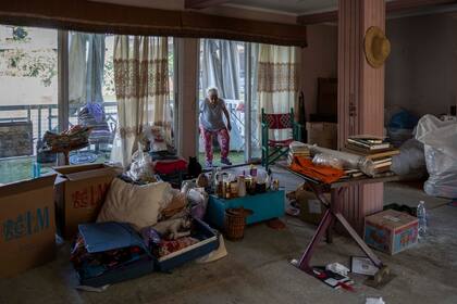 La Sra. Helmy empacando su casa flotante para irse; ella nació y se crió en una casa flotante y construyó su casa actual con su esposo hace unos 20 años