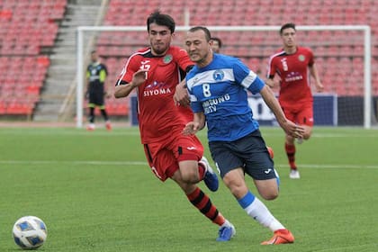 Ekhson Pandzhshanbe y Bakhtiyor Choriev, en el partido entre Istiqlol Dushanbé y FK Khujandque, que definió la Supercopa