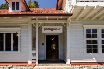 El a la tienda por la puerta principal de la casa que habitó Emilio Frey junto a su familia.