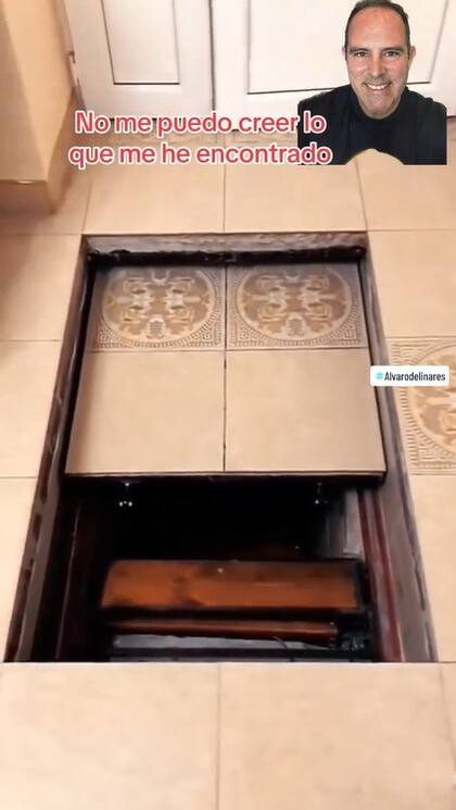 El de TikTok enseñó cómo abre y cierra la puerta secreta que está en el piso de su cocina; sin embargo, no descendió