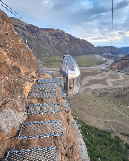 El por la vía ferrata, una estructura segura que permite a los visitantes llegar a la cápsula sin riesgos, mientras disfrutan de una vista sin igual hacia los valles y montañas