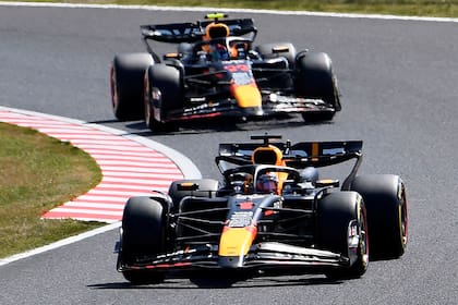 El 1-2 de Red Bull Racing en el Gran Premio de Japón: Max Verstappen lideró sobre Sergio Checo Pérez y la escudería de Milton Keynes repitió el festejo y con las mismas posiciones como en Bahréin y Arabia Saudita