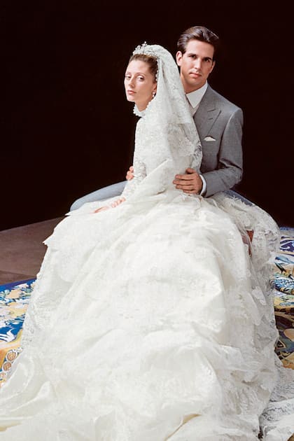 Em 1º de julho de 1995, Marie-Chantal Miller casou-se com o príncipe Paulo da Grécia em um vestido de seda marfim com saia tulipa cheia, bordados com fios de prata e pérolas e uma impressionante cauda de quatro metros, costurada à mão na oficina de Valentino e Valentino. costureiras há mais de quatro meses.