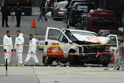 El 1 de noviembre de 2017, los investigadores trabajan alrededor de los restos de una camioneta de Home Depot un día después de que se usara en un ataque terrorista en Nueva York
