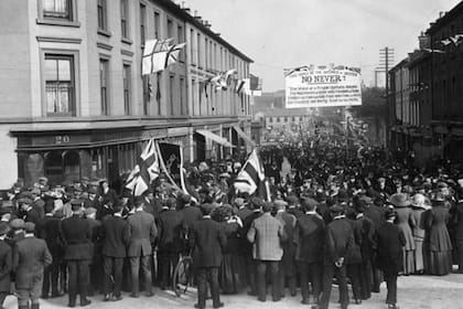 El 1 de septiembre de 1912, los unionistas de Úlster salieron a las calles a protestar en contra del tercer proyecto del ley de autonomía de 1912 presentado por el primer ministro británico Herbert Asquith