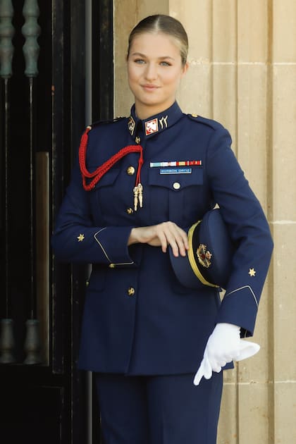 El 1 de septiembre, Leonor llegó a la Academia General del
Aire de San Javier, en Murcia, vestida con el uniforme para
actos de especial relevancia, por encima del uniforme de
diario y por debajo del de gala