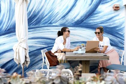 el 1 hotels, no hace falta alojarse para disfrutar de sus murales y la vista al mar