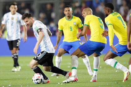El 10 argentino apila al 5 y al 7 de Brasil, con el 9 como testigo: Messi maniobra frente a Fabinho y Gerson, mientras mira Gabriel Jesus.