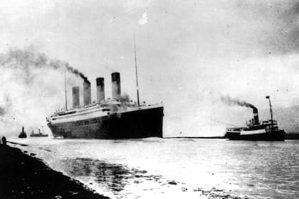 El 10 de abril de 1912, el Titanic parte de Southampton, Inglaterra, en su viaje inaugural por el Atlántico