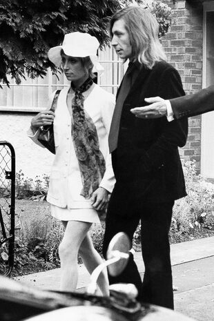El 10 de julio de 1969, Charlie y Shirley viajaron a Cheltenhem, al oeste de Inglaterra, para despedir a Brian Jones, uno de los miembros fundadores del grupo, que murió en circunstancias dudosas. Jones fue reemplazado por Ron Wood.