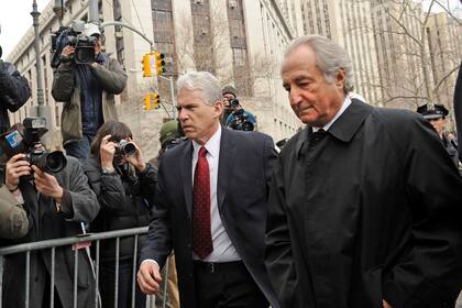 El 10 de marzo de 2009, Bernard Madoff, a la derecha, llega a la corte federal de Manhattan para una audiencia para discutir posibles conflictos de intereses entre él y su abogado en Nueva York.