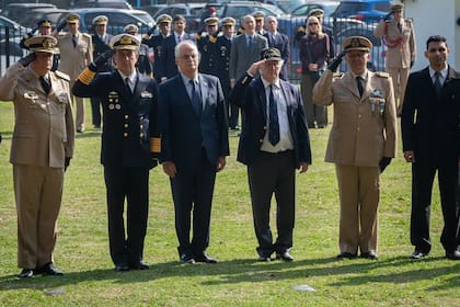 El 10 de mayo de 2022, se cumplieron 40 años del hundimiento del ARA Isla de los Estados. El Ministerio de Defensa organizó un acto para homenajear a sus tripulantes y a todos los marinos mercantes que participaron en la guerra de Malvinas. Alois Payarola es el cuarto hombre; está al lado de Jorge Taiana, Ministro de Defensa