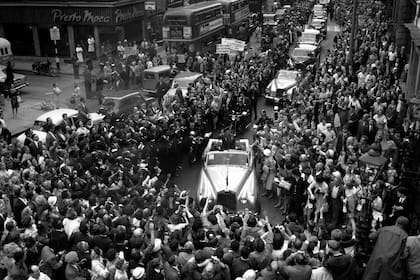 El 11 de julio de 1961, el cosmonauta ruso mayor Yuri Gagarin, de pie en un automóvil abierto, saluda a la multitud de espectadores en Londres. El exitoso vuelo de una órbita el 12 de abril de 1961 convirtió a Gagarin, de 27 años, en un héroe nacional y consolidó la supremacía soviética en el espacio hasta que Estados Unidos puso a un hombre en la luna más de ocho años después