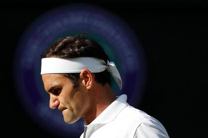 El 12 de julio de 2019, Roger Federer reacciona después de un punto contra Rafael Nadal durante su partido de semifinales de individuales masculinos el día 11 del Campeonato de Wimbledon 2019 en el All England Lawn Tennis Club, en Wimbledon