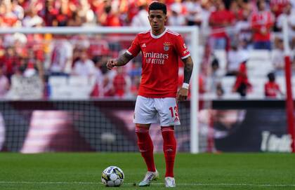 El 13, con la pelota dominada: una postal de Enzo Fernández en Benfica, donde lleva jugados 13 partidos (3 goles)