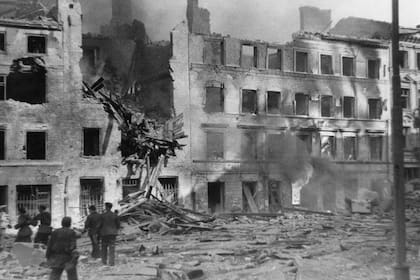 El 13 de agosto de 1944 un tanque con explosivos explotó en una calle del barrio Ciudad Vieja, en Varsovia y causó alrededor de 350 muertos y daños materiales