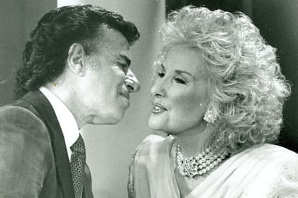 Carlos Saul Menem siempre fue un seductor y, cada vez que visitó el programa de Mirtha Legrand, hizo gala de su caballerosidad