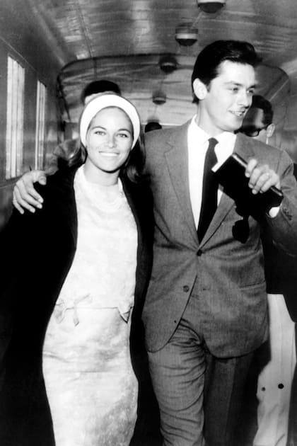 El 14 de agosto de 1964, al día siguiente de su boda con Nathalie Canovas –de ahí en adelante Nathalie Delon– cuando subían a bordo del transatlántico France rumbo a su luna de miel en Estados Unidos.
