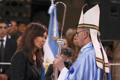 El 14 de julio de 2009, la presidenta Cristina Fernández de Kirchner saluda al cardenal Bergoglio después de la misa que se celebró en la Basílica de Luján con motivo del 30° aniversario de la mediación de Juan Pablo II en el conflicto por el canal Beagle.