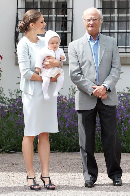 El 14 de julio de 2012, en el cumpleaños 35 de la princesa heredera, posa junto a su hija Victoria y su nietita Estelle.