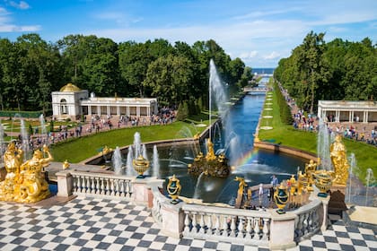 El palacio Peterhorf y sus parques en las afueras de San Petersburgo