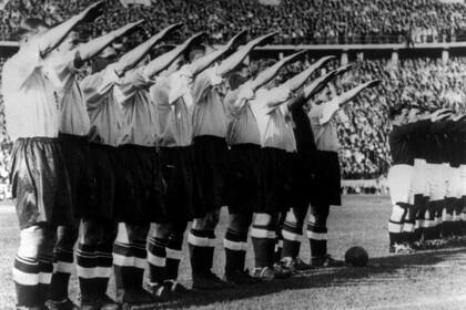 El 14 de mayo de 1938, como preparativo para el Mundial de Francia, Inglaterra visita a Alemania en el estadio Olímpico de Berlín, ante 110.000 espectadores; hoy, los ingleses recuerdan con agrado el triunfo por 6 a 3, pero sufren por el saludo Nazi que le dedicaron a Adolph Hitler