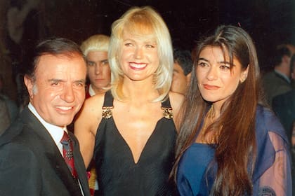 El 14 de septiembre de 1995 de Carlos Menem junto a Xuxa y su hija Zulemita, reunidos para la Fundación del Hospital Garraham.