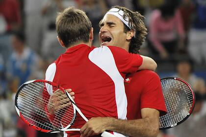 El 15 de agosto de 2008, Roger Federer y Stanislas Wawrinka celebran después de ganar el oro olímpico en el partido de tenis de dobles masculino contra los suecos Simon Aspelin y Thomas Johansson, en el Olympic Green Tennis Center en Beijing