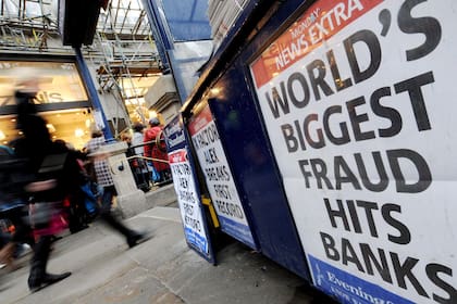 El 15 de diciembre de 2008 los puestos de venta de periódicos tenían exhibidos los diarios con la noticia: "El mayor fraude del mundo golpea a los bancos", en Londres, Reino Unido. Los bancos más afectados por el "caso Madoff" fueron el británico RBS, el español Santander y el frances BNP Paribas.
