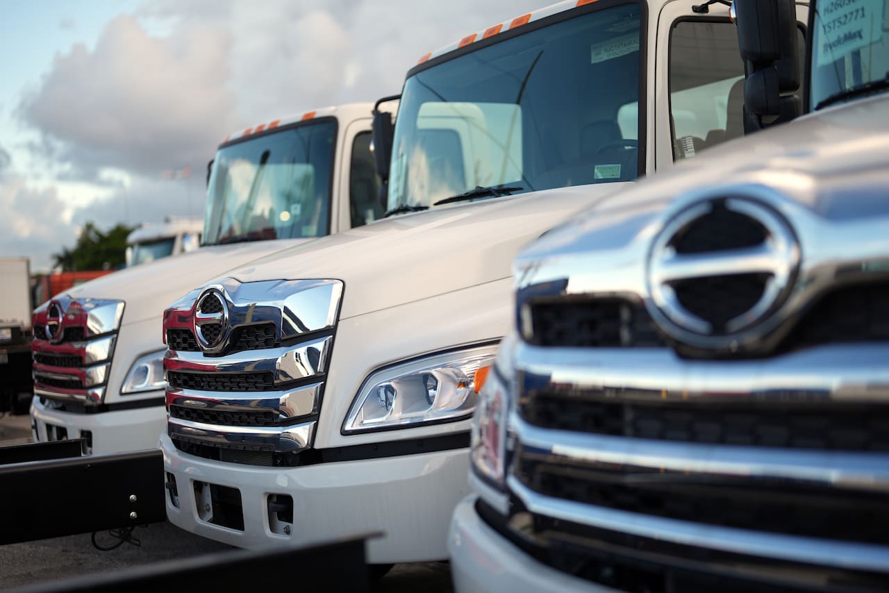 Camioneros en la ruta, con camión estacionado al costado