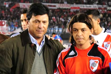 El 15 de mayo de 2010, Marcelo Gallardo se retiró de River y Daniel Passarella, como presidente del club, le entregó una plaqueta; el Muñeco tuvo una amarga despedida: el DT Ángel Cappa lo dejó sentado en el banco de los suplentes en la caída por goleada ante Tigre