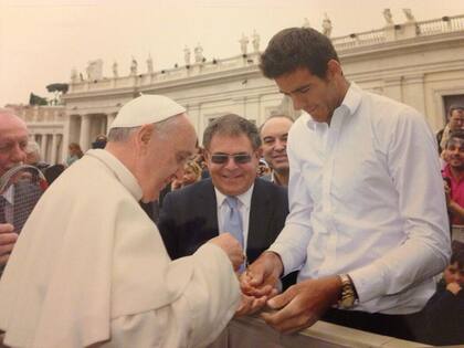 El 15 de mayo de 2013, el papa Francisco saludando a Del Potro, en la plaza San Pedro; el tandilense le obsequió la raqueta con la que ganó el US Open 2009