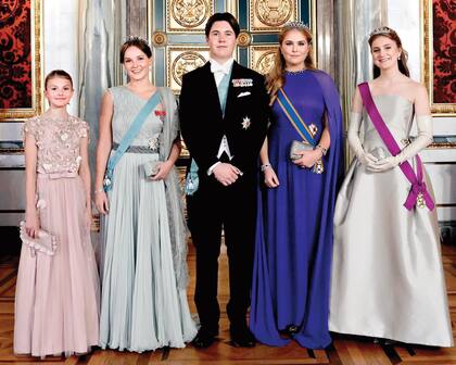 El 15 de octubre pasado acompañó a Christian de Dinamarca en su fiesta con motivo de sus 18 años y formó parte de una imagen que dio la vuelta al mundo: cinco futuros monarcas posando juntos. A la izquierda de la foto se ve a Estelle de Suecia, Ingrid de Noruega y al cumpleañero; y a la derecha, Elisabeth de Bélgica.