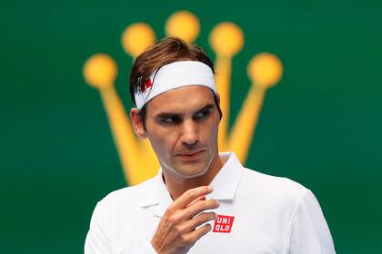 El 16 de enero de 2019, Roger Federer juega contra Daniel Evans de Gran Bretaña durante su partido individual masculino en el tercer día del torneo de tenis Abierto de Australia, en Melbourne