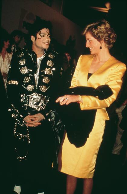 El 16 de julio de 1988, Michael Jackson conoció por primera vez a Lady Di, durante un recital de su gira Bad Tour en Wembley (Londres). La conexión fue instantánea y el “Rey del pop” le regaló una de sus icónicas chaquetas.