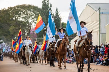 El 17 de Agosto los curuzucuateños que lidera Aspiazú desfilaron por la calle principal de Yapeyú. 