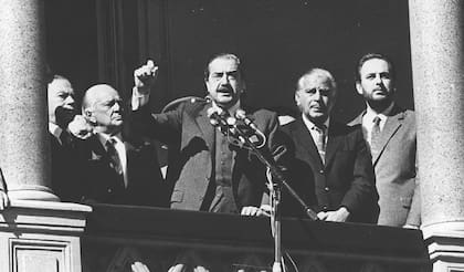 El 19 de abril de 1987, un hito de la democracia. Desde Casa Rosada, Raúl Alfonsín pone fin a varios días de angustia e incertidumbre por el alzamiento carapintada. "Felices Pascuas, la casa está en orden", dice. 