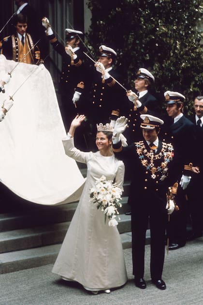 El 19 de junio de 1976 se casó con Silvia Sommerlath, que a partir de ese momento se convirtió en la reina.