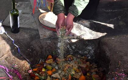 El 1° de agosto, en el día de la Pachamama, se hace la ceremonia de ofrenda y se toma la caña con ruda
