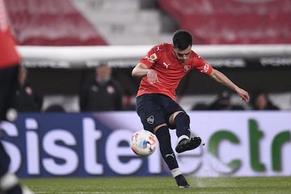 El 2-0, de Soora, una joya de tiro libre, de zurda, para el triunfo de Independiente