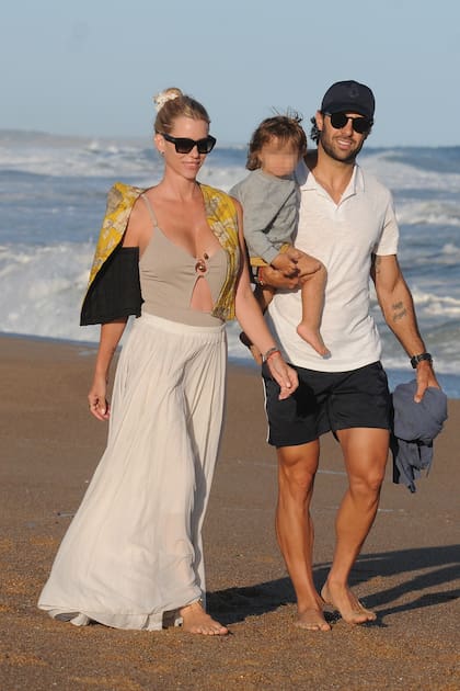 El 2 de enero, Nicole y Manu llevaron a la playa a Cruz, su hijo de un año y medio