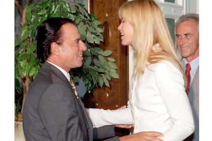 El 2 de mayo de 1996 recibió a la modelo Valeria Maza en la Casa Rosada