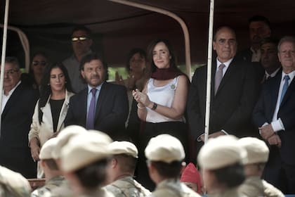 Gustavo Sáenz junto a la vicepresidenta Victoria Villarruel y el ministro del Interior, Guillermo Francos
