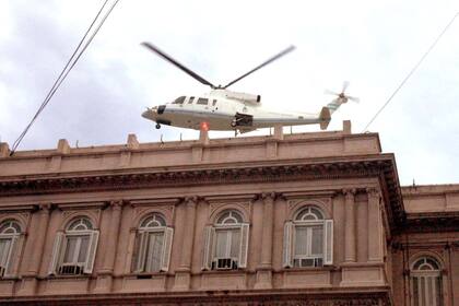 El 20 de diciembre de 2001, Fernando De la Rúa presentó su renuncia como presidente y se fue de la Casa Rosada en helicóptero