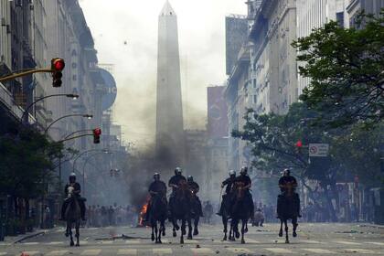 El 20 de diciembre fue una jornada signada por el caos, donde los cacerolazos, los saqueos, la represión