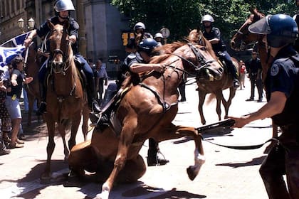 El 20 de diciembre fue una jornada signada por el caos, donde los cacerolazos, los saqueos, la represión