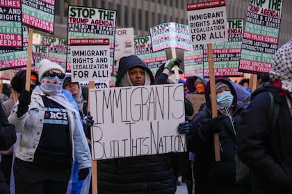 El 20 de enero del 2025, manifestantes se reunieron en Chicago en respuestas a las primeras medidas tomadas por el presidente Donald Trump y las posibles redadas
